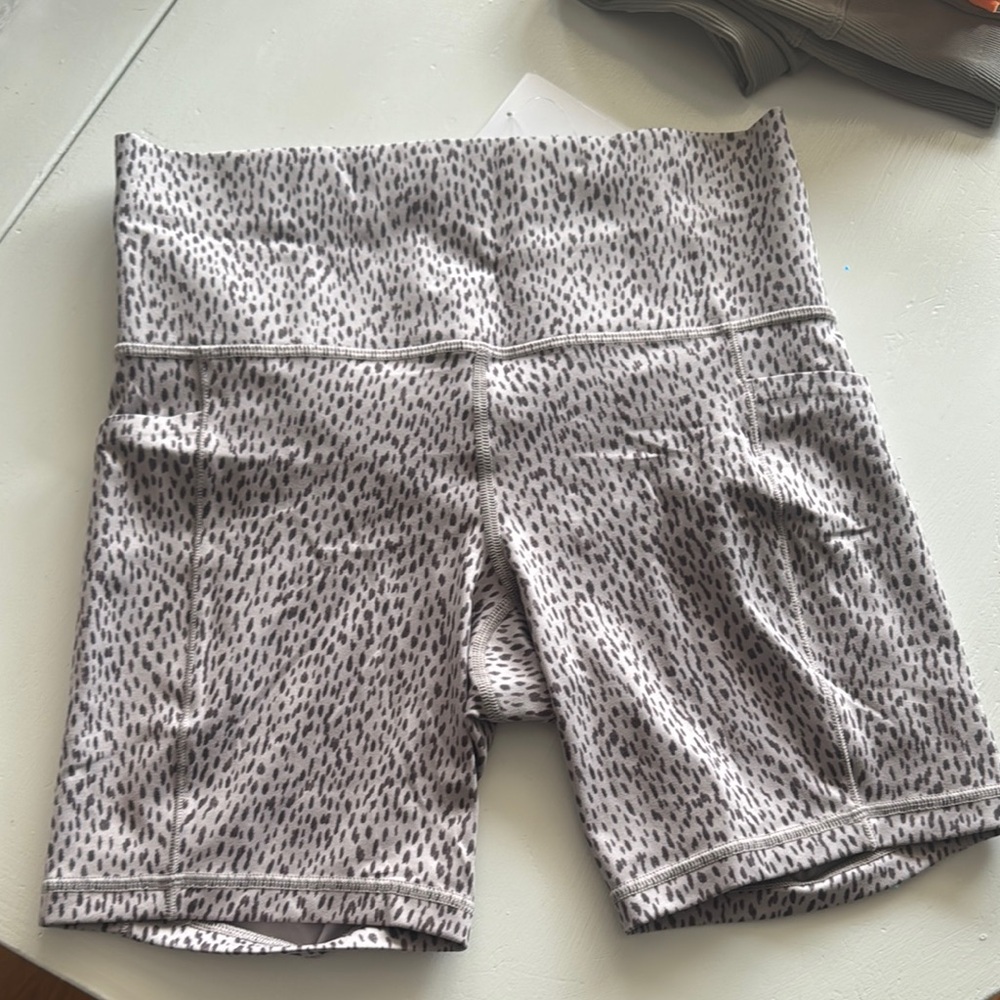 NWT Athleta Salutation Stash Pocket II Printed 7” Short